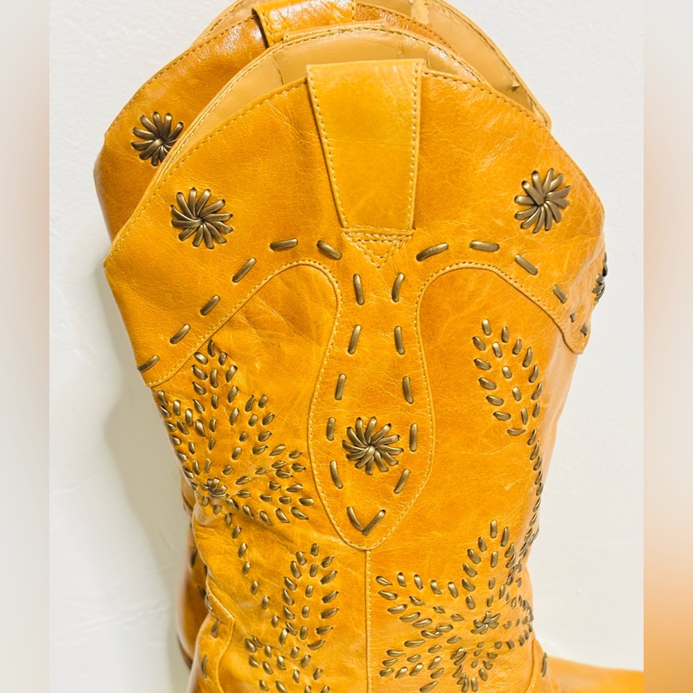 Vintage Western Heeled Boots - Picture 7 of 16